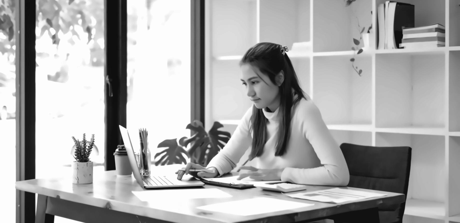 Écran d'ordinateur affichant des métriques de performance web et des outils d'analyse SEO